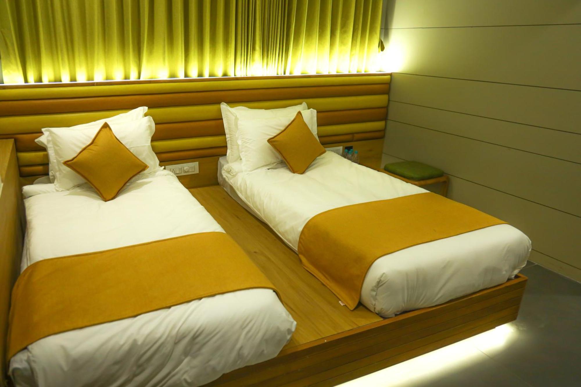 Hotel Lake Point Ahmedabad Extérieur photo